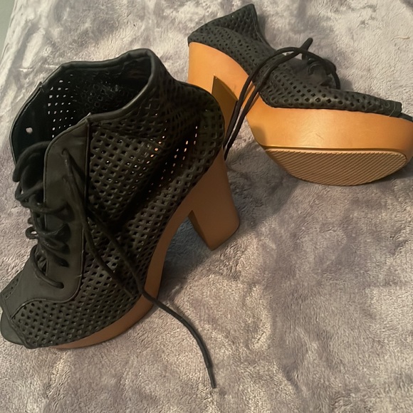 Fishnet design leather skin with a brown/tan thick heel - Picture 3 of 3